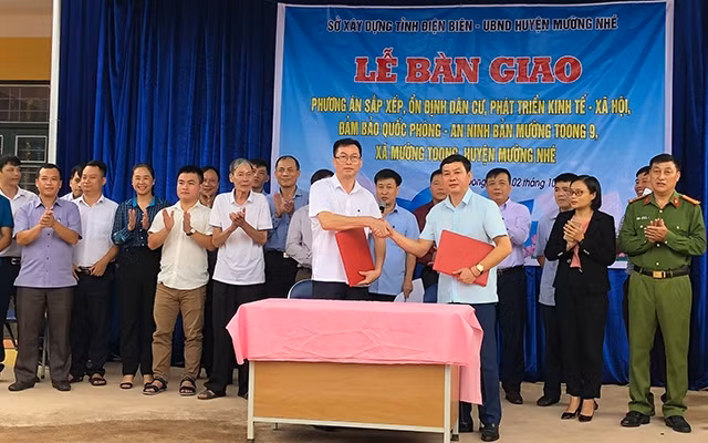 Lãnh đạo Sở Xây dựng Điện Biên và lãnh đạo UBND huyện Mường Nhé trao biên bản bàn giao điểm bản Mường Toong 9.