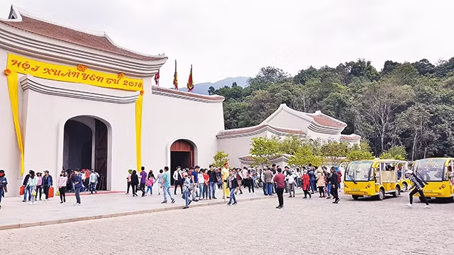 Khách tham quan Lễ hội Yên Tử năm nay thảnh thơi hơn do không bị ùn tắc kéo dài. Ảnh | Mạnh Trường