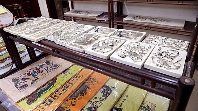 Khuôn tranh Đông Hồ khắc dương bản, món lưu niệm được nhiều du khách đặt mua.
