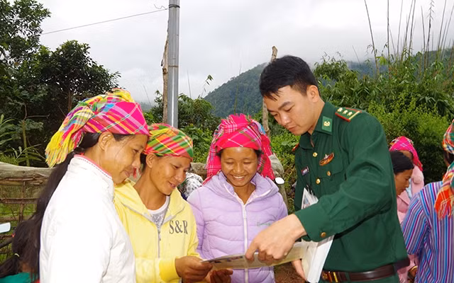 Cán bộ, chiến sĩ Đồn Biên phòng Sen Thượng tuyên truyền Luật Biên giới quốc gia đến đồng bào khu vực biên giới.