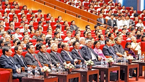 Các đồng chí lãnh đạo Đảng, Nhà nước và các đại biểu dự hội nghị. Ảnh: DƯƠNG GIANG (TTXVN)