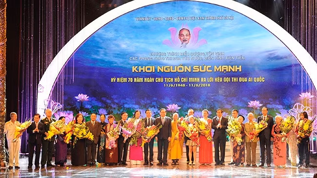 Các đồng chí lãnh đạo Đảng, Nhà nước và thành phố Hà Nội tặng hoa chúc mừng các điển hình tiên tiến được tôn vinh. 