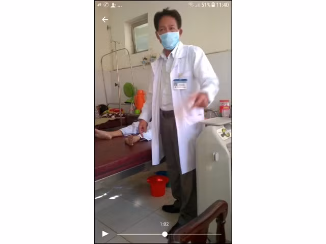 Vị bác sĩ đuổi bệnh nhân. (Ảnh chụp lại từ clip)