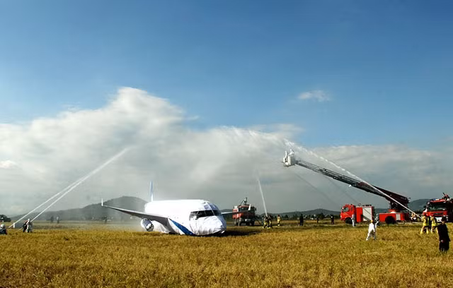Diễn tập xử lý tình huống tàu bay hạ cánh khẩn cấp vì sự cố kỹ thuật.