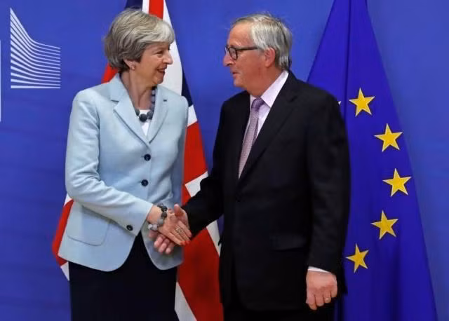 Chủ tịch Ủy ban châu Âu Juncker tiếp đón Thủ tướng Anh May tại Brussels, Bỉ, ngày 4-12. (Ảnh: Reuters)