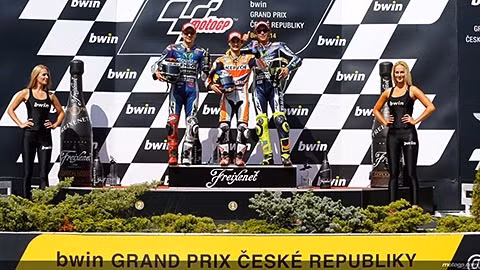 Hình ảnh hiếm thấy: Bục chiến thắng không có Marc Marquez. Từ trái qua: Jorge Lorenzo, Dani Pedrosa và Valentino Rossi. (ảnh: MotoGP).