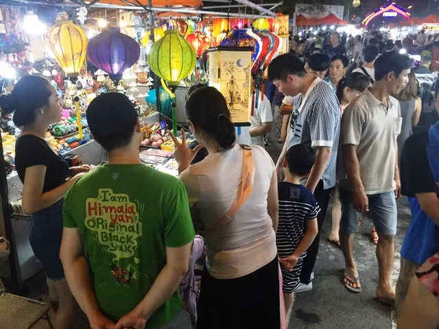 Nhộn nhịp chợ đêm Sơn Trà.
