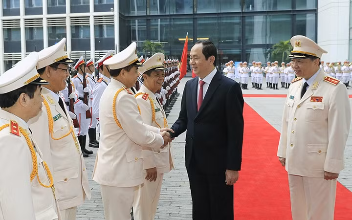 Chủ tịch nước Trần Đại Quang với các đồng chí lãnh đạo, sĩ quan chỉ huy lực lượng Hậu cần - Kỹ thuật. Ảnh: NHAN SÁNG (TTXVN)