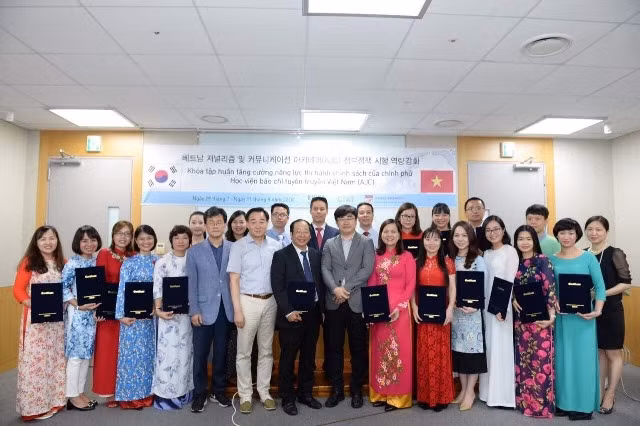 Các học viên nhận chứng chỉ hoàn thành khóa học.