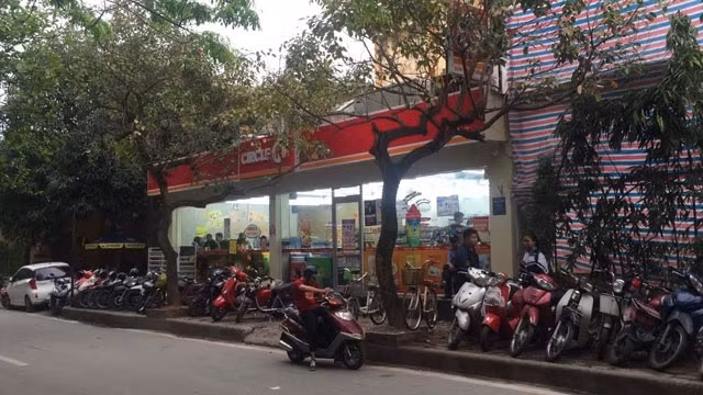 Cửa hàng kinh doanh ngang nhiên mọc lên trên khu đất để xây dựng bãi đỗ xe và công trình phụ trợ.
