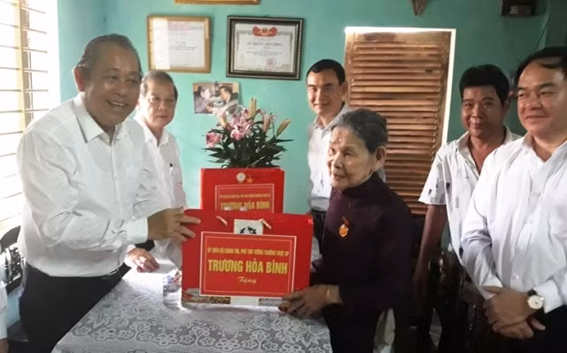 Phó Thủ tướng Trương Hòa Bình thăm, tặng quà Bà mẹ Việt Nam Anh hùng Trần Thị Thí (87 tuổi), ở phường Thuận Thành (TP Huế).