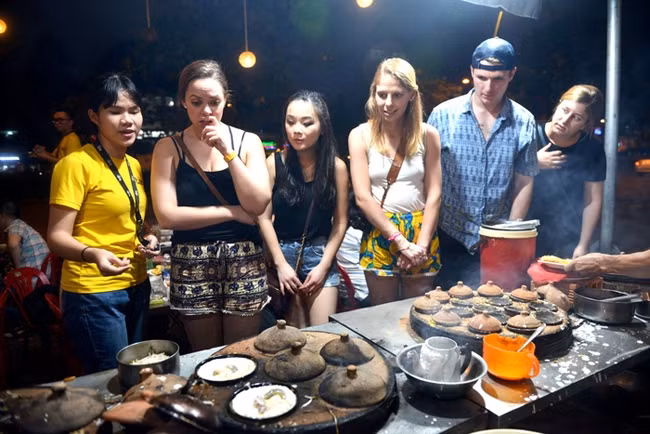 Du khách quốc tế đến Việt Nam rất thích thú khi được thưởng thức các món ăn truyền thống.
