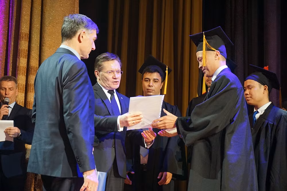 Tổng Giám đốc ROSATOM Alexey Likhachev trao bằng tốt nghiệp cho sinh viên Việt Nam.