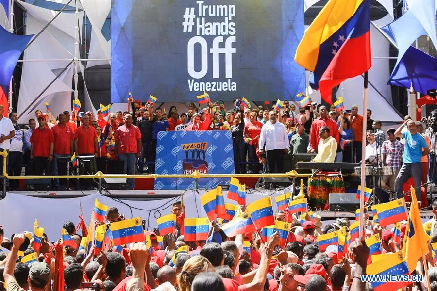 Tổng thống Maduro tuyên bố cắt đứt quan hệ ngoại giao với Colombia trước những người ủng hộ ông ở thủ đô Caracas hôm 23-2 (Ảnh: Xinhua).