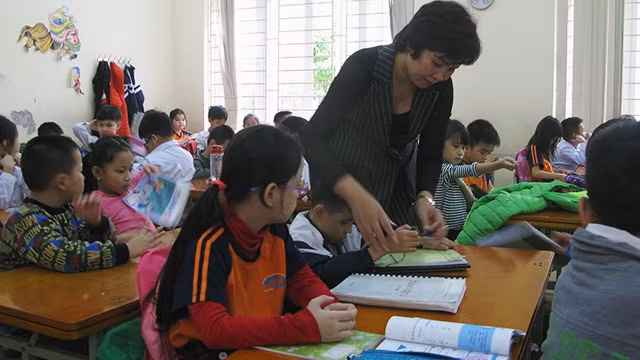 Cô Nga hướng dẫn học sinh trên lớp.
