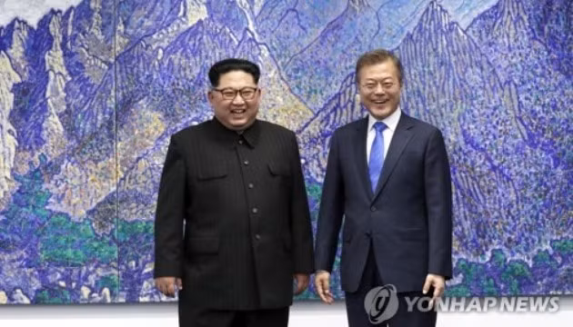 Tổng thống Hàn Quốc Moon Jae-in (bên phải) và nhà lãnh đạo Triều Tiên Kim Jong-un cùng chụp ảnh trước khi bắt đầu hội nghị thượng đỉnh tại Panmunjom, ngày 27-4-2018. (Ảnh: Yonhap)