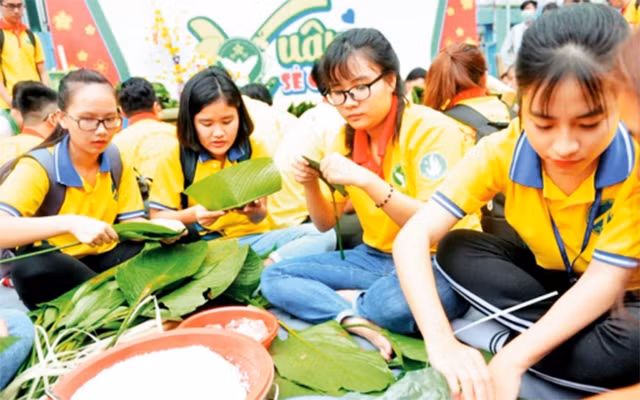 Các tình nguyện viên tham gia gói bánh chưng tặng người nghèo.