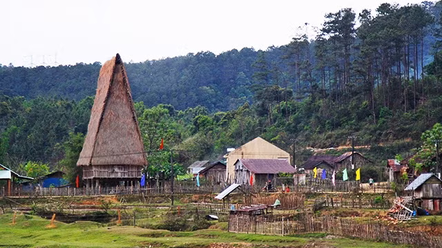 Làng Kon Bring nằm yên bình giữa cao nguyên Măng Đen (Kon Tum).