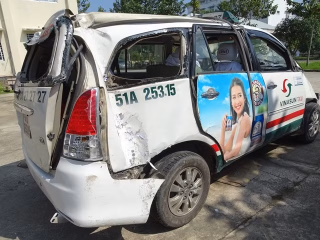 Xe taxi bị các đối tượng cướp 