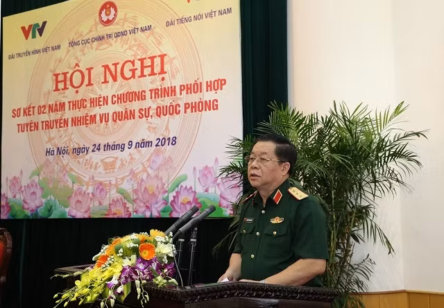 Thượng tướng Nguyễn Trọng Nghĩa, Phó Chủ nhiệm Tổng cục Chính trị QĐND Việt Nam phát biểu ý kiến tại hội nghị.