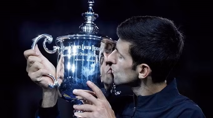 Novak Djokovic hạnh phúc bên chiếc cúp vô địch Mỹ mở rộng 2018. (Ảnh: Reuters)