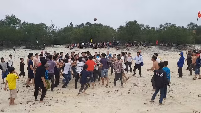 Hai đội tranh nhau quả cù ném vào rổ.