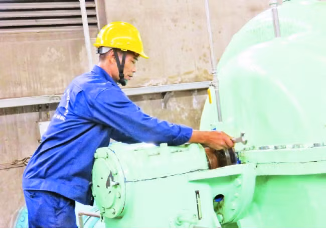 Anh Võ Dũng, công nhân cơ khí thuộc Nhà máy nước Thủ Đức là tấm gương yêu nghề và có nhiều sáng kiến.