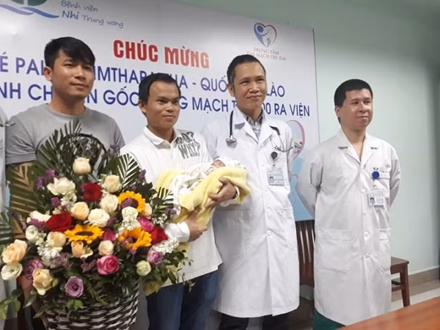 Lãnh đạo Trung tâm Tim Mạch trẻ em chúc mừng bệnh nhi ra viện.