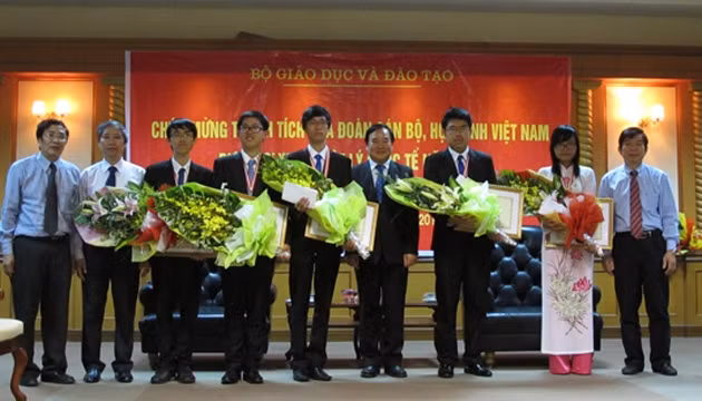 Đội tuyển Olympic Vật lý quốc tế năm 2013 với năm thành viên đã đem về cho Việt Nam hai Huy chương vàng, một huy chương bạc và hai huy chương đồng