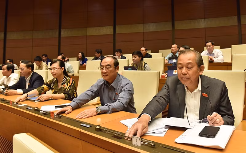 Các đại biểu bấm nút thông qua Luật Chứng khoán (sửa đổi). (ẢNH: DUY LINH)