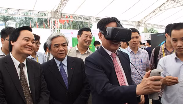 Các đại biểu tham quan và thử nghiệm các gian hàng khoa học và công nghệ. Ảnh: Bùi Tuấn