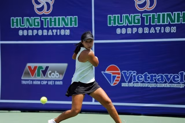 Hạt giống số 1 nội dung đơn nữ Trần Thuỵ Thanh Trúc (Hưng Thịnh - TP Hồ Chí Minh) nhẹ nhàng vượt qua tay vợt của đoàn Hà Nội là Nguyễn Thị Thanh Loan.