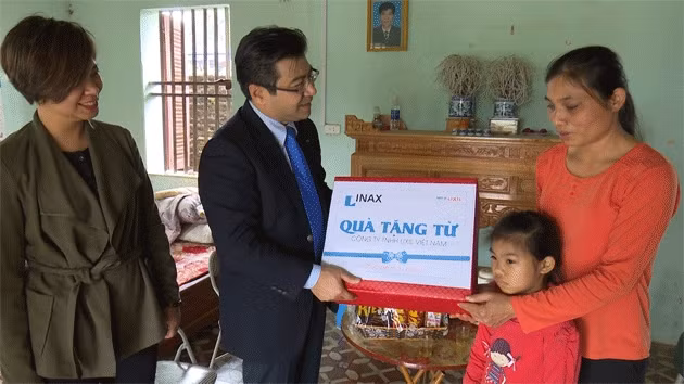 Đại diện Công ty TNHH Lixil Việt Nam thăm, tặng quà gia đình bé Nguyễn Thị Bích Huệ.