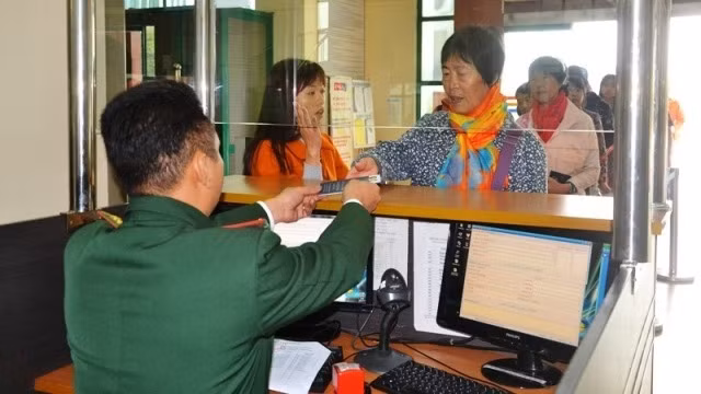 Lực lượng chức năng làm thủ tục nhập cảnh nhanh, thuận tiện cho du khách tại Cửa khẩu quốc tế Lào Cai.
