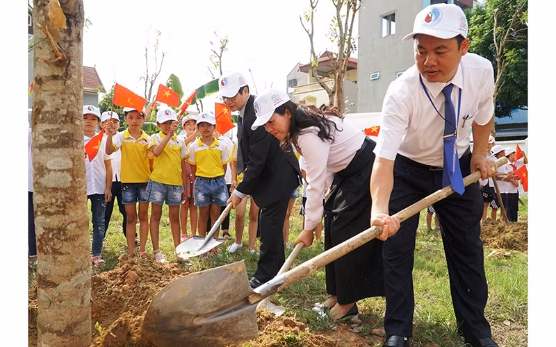 Đại diện TMV tham gia lễ trồng cây xanh tại không gian học đường.