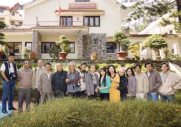 Đoàn văn nghệ sĩ Tiền Giang trước nhà sáng tác Đà Lạt. Ảnh: LÊ TƯ