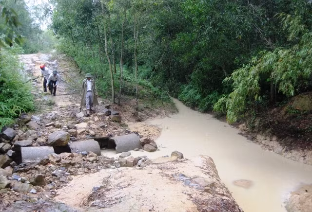 Cống dẫn nước bị sạt lở nghiêm trọng.