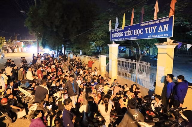 Phụ huynh vật vã từ đêm xếp hàng xin học cho con.