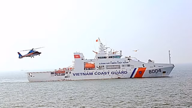 Nghiệm thu sân đỗ máy bay Tàu Cảnh sát biển đa năng 8004 do Nhà máy Z189-Tổng cục Công nghiệp Quốc phòng( Bộ Quốc phòng) đóng mới. Ảnh: Tuyên Huấn.