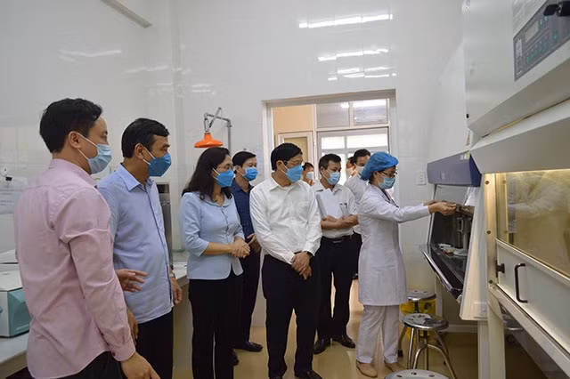 Lãnh đạo tỉnh Thái Bình kiểm tra việc lắp đặt máy xét nghiệm phát hiện Covid- 19 tại Trung tâm Kiểm soát bệnh tật tỉnh.