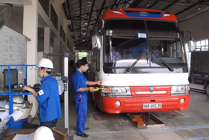 kiểm tra thông số kỹ thuật của phương tiện tại Trung tâm Đăng kiểm xe cơ giới tỉnh Vĩnh Phúc. Ảnh: HOÀNG NGA