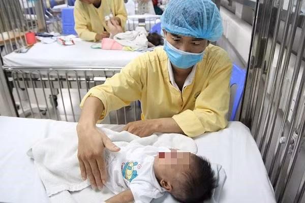 Bệnh nhi mắc cúm đang điều trị tại Bệnh viện Nhi Trung ương. 