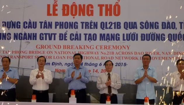 Các đại biểu phát lệnh khởi công xây dựng cầu Tân Phong.
