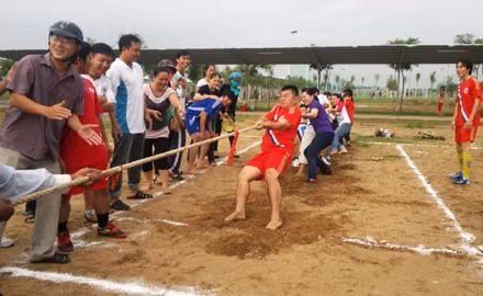Công nhân Công ty CP đầu tư và phát triển Đô thị Dầu khí Cửu Long (Sóc Trăng) thi đấu kéo co tại ngày hội công nhân.