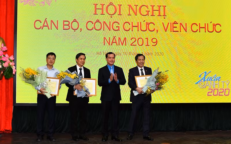 Chủ tịch Tổng Liên đoàn Lao động Việt Nam Nguyễn Đình Khang trao Bằng khen của Ban Chấp hành Tổng Liên đoàn Lao động Việt Nam, tặng đồng chí Thuận Hữu, Tổng Biên tập và các đồng chí: Lê Quốc Khánh, Phó Tổng Biên tập; Phan Huy Thắng, Ủy viên Ban Biên tập, Trưởng Ban Thư ký – Biên tập, Báo Nhân Dân.