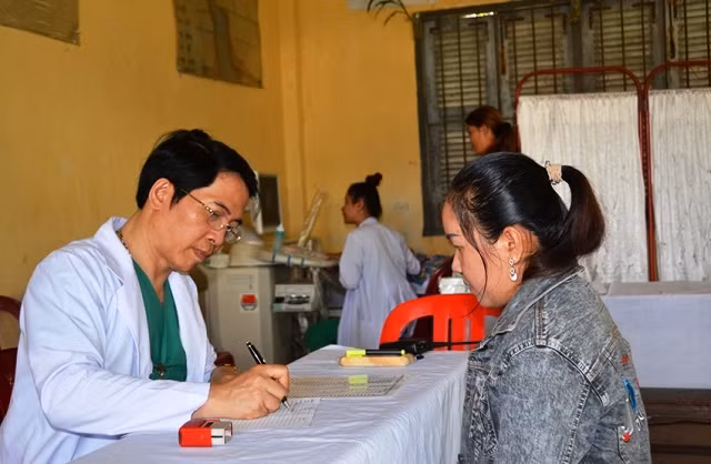 Bác sĩ Lê Bá Hùng khám bệnh cho bệnh nhân Campuchia.
