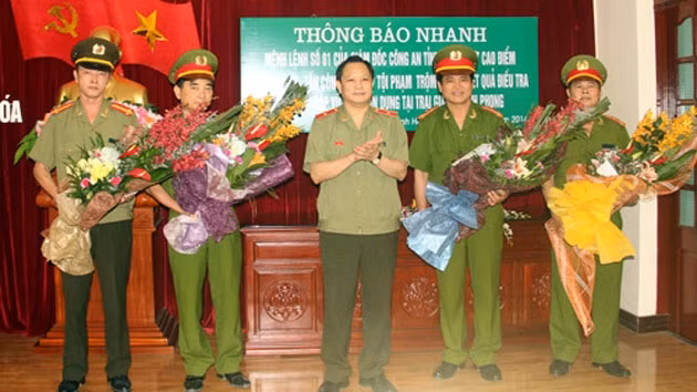 Lãnh đạo Công an tỉnh Thanh Hóa trao thưởng cho các tập thể lập công.
