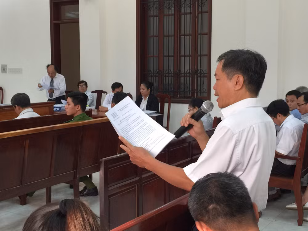 Đại diện Hội đồng định giá tài sản tỉnh Đồng Nai đối chất với luật sư bảo vệ quyền lợi của hai bị cáo.