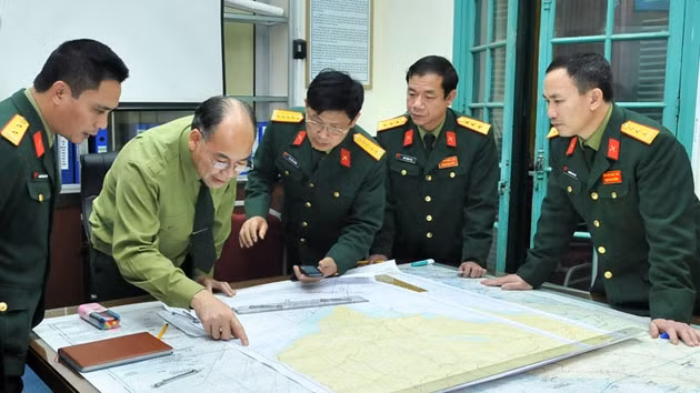 Các cán bộ Ủy ban Quốc gia tìm kiếm cứu nạn thu thập, xử lý thông tin, cập nhật công tác tìm kiếm từ các lực lượng ngoài hiện trường báo về Trung tâm chỉ huy (Ảnh: Đăng Khoa).. 