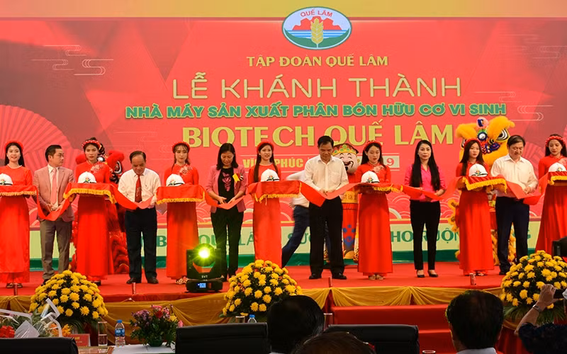 Các đại biểu cắt băng khánh thành, đưa vào hoạt động Nhà máy sản xuất phân bón hữu cơ vi sinh Quế Lâm Biotech.